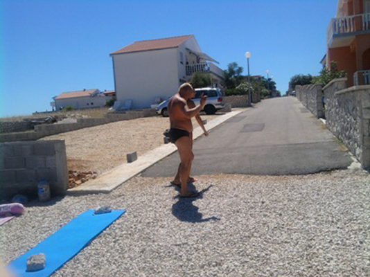 Ulica i parking s mora